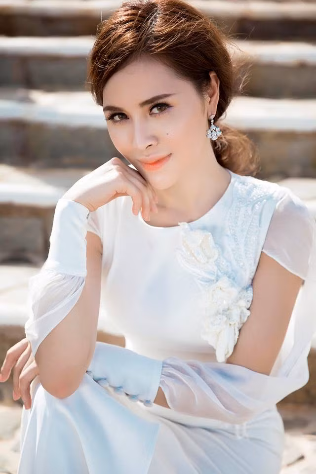 Trước đó, cô gái xinh đẹp đến từ Hà Giang từng đoạt danh hiệu hoa hậu cuộc thi Miss Perfect global beauty 2017 (Hoa hậu Sắc đẹp hoàn mỹ toàn cầu) tại Hàn Quốc và là á quân Người mẫu Thời trang Việt Nam 2018.