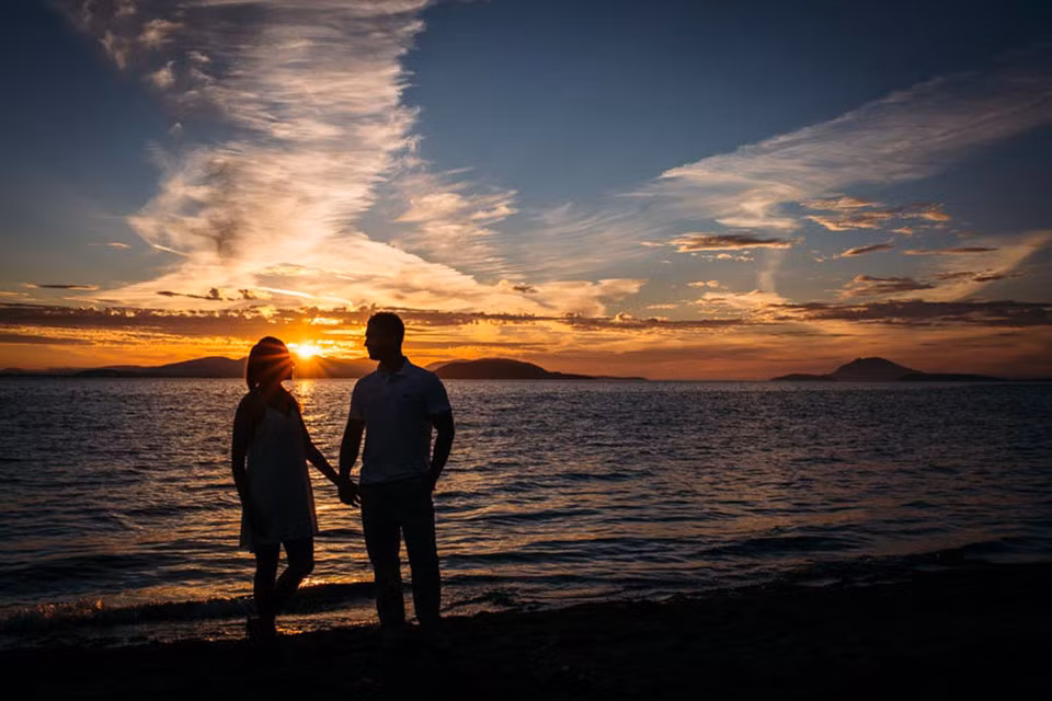 3. Chú ý những khung giờ vàng: Ánh sáng là sức mạnh của nhiếp ảnh. Vậy nên, bạn hãy tận dụng ánh sáng vào tùy thời điểm để sáng tạo những khung hình lung linh nhất. Thực tế, khó chỉ chính xác giờ vàng là giờ nào bởi nó còn tùy thuộc vào địa lý nơi bạn định chụp hình, nhưng dễ hiểu thì việc chụp ảnh lúc hoàng hôn, bình minh 99% là đẹp hơn giữa trưa nắng. Ảnh: Krueger.