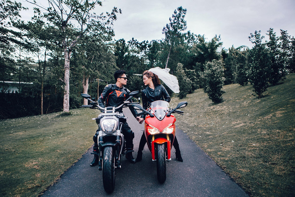 Cô dâu 9X chia sẻ: "Ý tưởng của bộ ảnh đến từ niềm đam mê tốc độ của vợ chồng mình. Chính từ việc chung sở thích đã đưa cả 2 đến với nhau, cùng đi trên mọi cung đường đẹp ở Việt Nam". Ảnh: NVCC.