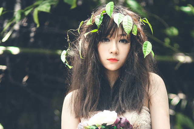 Được mệnh danh là "hot girl Mộc Châu", Triệu Thị Linh Hoa (23 tuổi) từng gây chú ý khi đoạt giải nhất cuộc thi Tìm kiếm gương mặt Ulzzang Hàn Quốc năm 2013. Từ đây, cô bắt đầu theo đuổi nghề người mẫu. Nhiều bộ ảnh thời trang của 9X nhận được phản hồi tích cực từ cộng đồng mạng. Được mệnh danh là "hot girl Mộc Châu", Triệu Thị Linh Hoa (23 tuổi) từng gây chú ý khi đoạt giải nhất cuộc thi Tìm kiếm gương mặt Ulzzang Hàn Quốc năm 2013. Từ đây, cô bắt đầu theo đuổi nghề người mẫu. Nhiều bộ ảnh thời trang của 9X nhận được phản hồi tích cực từ cộng đồng mạng.