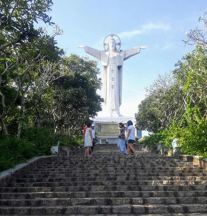 Tượng Đức Chúa dang tay: Hay còn gọi là tượng Chúa Kito Vua, đây được coi là tượng Chúa Giê-su lớn nhất châu Á với chiều cao 32m và sải tay dài 18,3m, hướng nhìn ra biển tuyệt đẹp. Du khách có thể phóng tầm mắt ngắm quang cảnh rộng lớn khi đứng trên 2 tay của tượng.