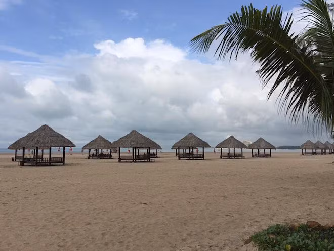 Hồ Cốc: Được ví như chốn “bồng lai tiên cảnh”, Hồ Cốc thu hút khách du lịch xa gần bởi vẻ đẹp hoang sơ, thơ mộng cách xa thành phố náo nhiệt. Nước biển xanh biếc ôm lấy bờ cát trắng mịn màng, khu rừng tràm mộng mơ hay những tảng đá xếp chồng lên nhau đầy khéo léo.