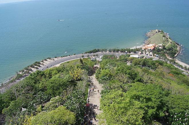 Mũi Nghinh Phong: Mũi Nghinh Phong được xem là “cổng trời” của thành phố Vũng Tàu. Nơi đây sở hữu phong cảnh hữu tình, nên thơ, yên tĩnh lạ thường. Du khách có thể tha hồ thư giãn tại bãi tắm Vọng Nguyệt hay Hương Phong hay phóng tầm mắt ra biển trời mênh mông.