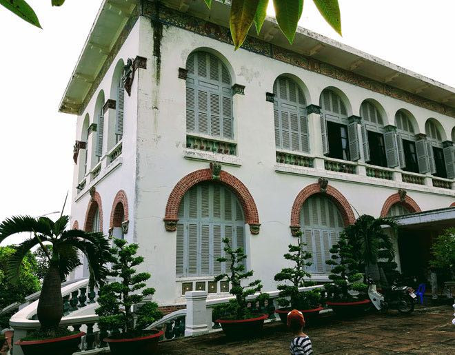 Bạch Dinh: Khu biệt thự thu hút du khách tham quan với lối kiến trúc Pháp mang đậm nét đẹp cổ điển. Bạch Dinh là tòa nhà 3 tầng, cao 19m, dài 25m, toàn bộ ngôi nhà được quét vôi trắng, cửa mái vòm, mái lợp ngói, từ hình dáng đến cách bày trí, trang trí đều mang phong cách phương Tây rất nghệ thuật.