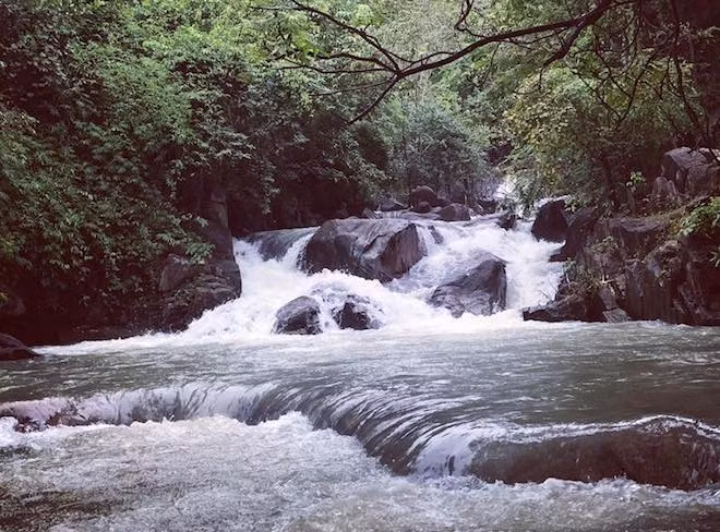 Hồ Đá Xanh: Gây ấn tượng với du khách bởi khung cảnh tuyệt mĩ của thiên nhiên với một chiếc hồ nước xanh vắt rộng lớn, được bao quanh bởi một vách núi cao ngút. Du khách sẽ được thỏa sức chụp ảnh với hồ nước trong veo, hay tạo dáng chụp hình với cây cầu gỗ nối ra hồ, chiếc xích đu xinh xắn hay cùng con thuyền chở đầy hoa.
