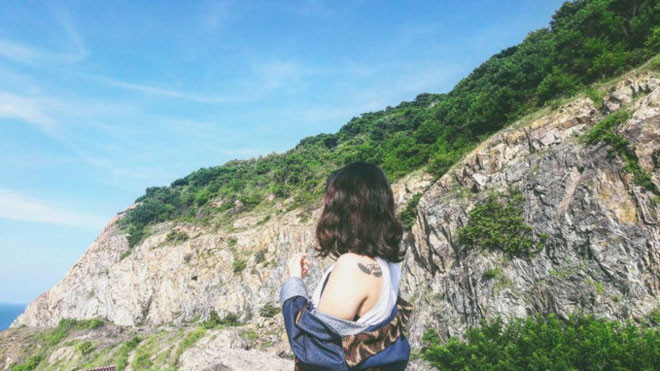 Đồi con heo: Đây là điểm phượt mới mẻ được các bạn trẻ chú ý gần đây. Với tên gọi khá ngộ nghĩnh nhưng thực chất chẳng có con heo nào, nơi này sẽ khiến bạn trầm trồ bởi vẻ đẹp hoang vu ngày nắng và mùi hương mơn mởn của cỏ cây sau cơn mưa.