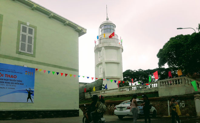 Ngọn Hải Đăng Vũng Tàu: Đến Vũng Tàu chắc chắn không thể bỏ qua ngọn hải đăng nằm ở độ cao 170m, cao 18m, dạng tháp tròn, được phủ kín bởi lớp sơn trắng tinh tế. Ánh sáng của ngọn đèn làm cho khung cảnh lãng mạn hơn. Khi đứng ngoài lan can trên hải đăng, bạn sẽ không chỉ hóng mát từ gió biển mà còn thấy được toàn cảnh Vũng Tàu.