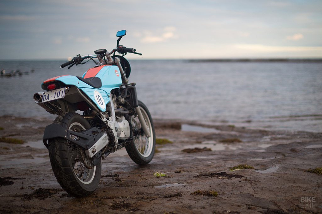 “Quá trình thực hiện rất dễ phạm sai lầm. Chỉ cần một lỗi nhỏ sẽ phá hỏng phong cách của mẫu độ. Chiếc Funduro này thu hút nhiều sự chú ý từ những người hàng xóm. Họ không ngừng săm soi khi thấy nó trong bãi đỗ xe”, Andrew kết lời. Ảnh: Bike EXIF