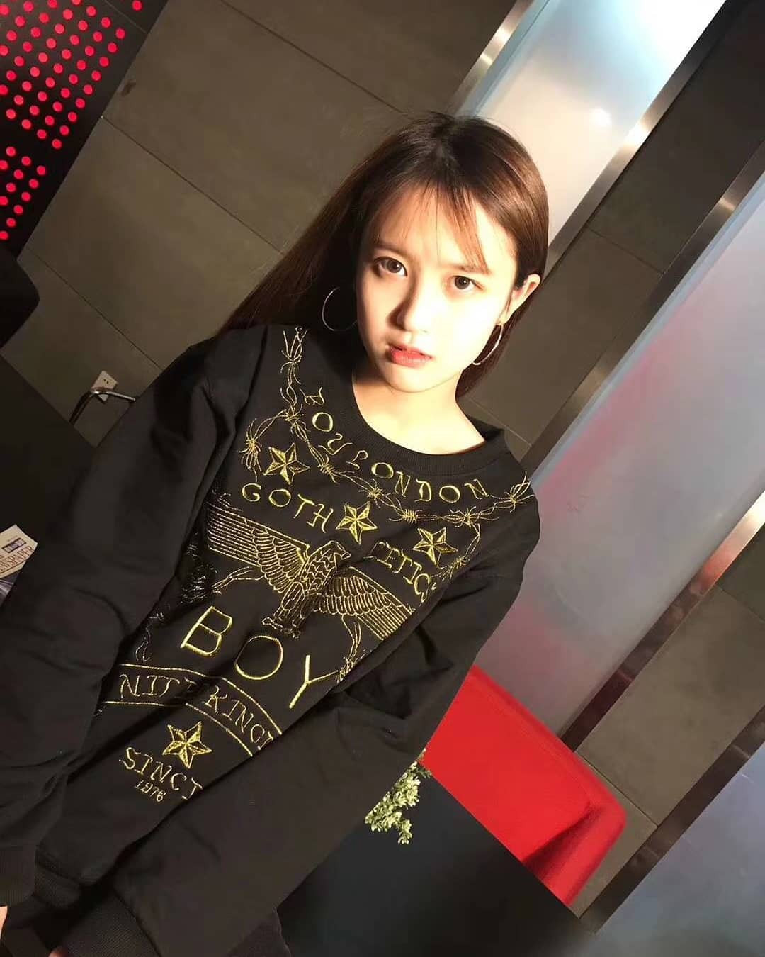 Cô bạn "con lai"cực xinh đẹp khi sở hữu khuôn mặt V-line với đôi mắt to, sống mũi cao, đôi môi quyến rũ.