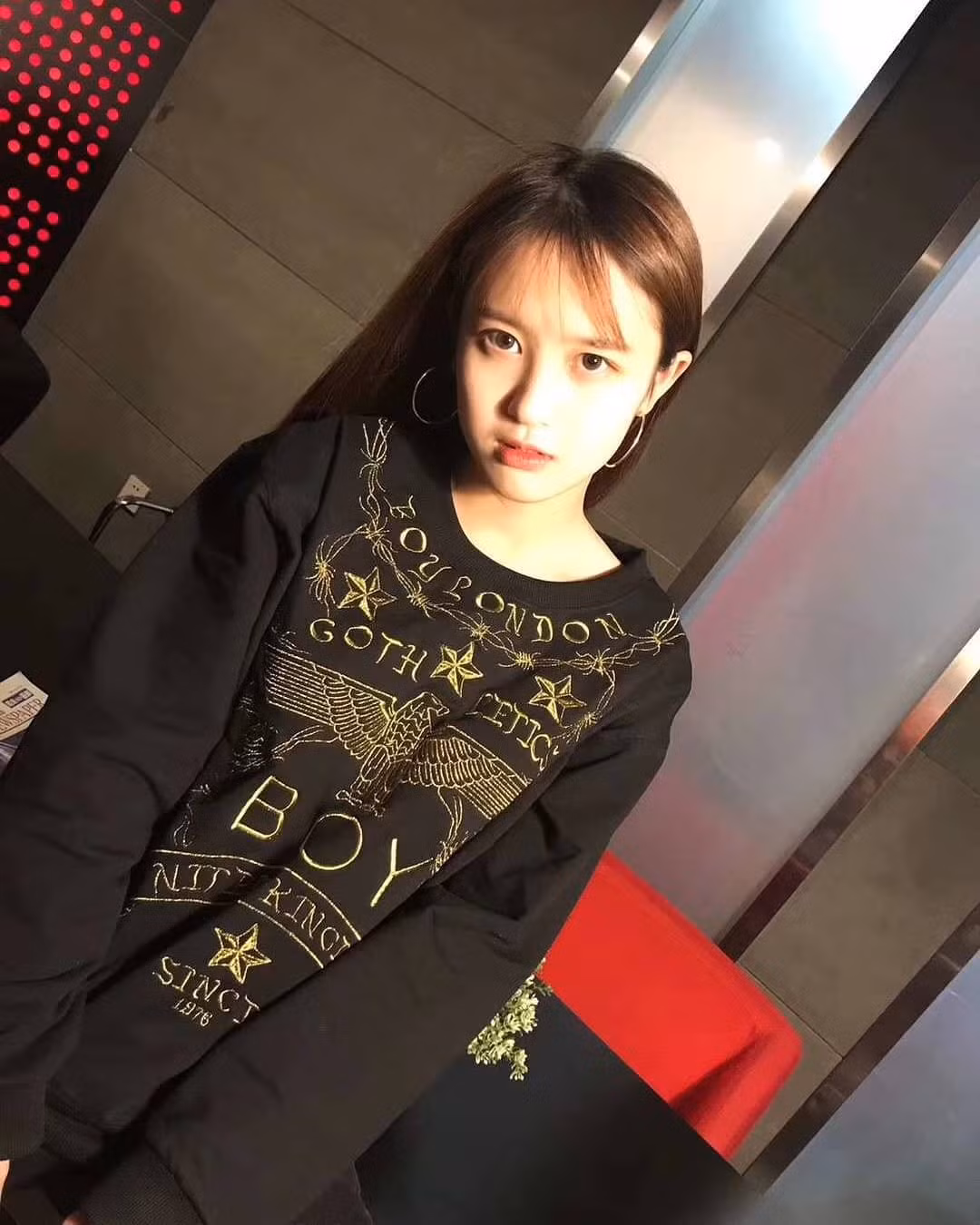 Cô bạn "con lai"cực xinh đẹp khi sở hữu khuôn mặt V-line với đôi mắt to, sống mũi cao, đôi môi quyến rũ.