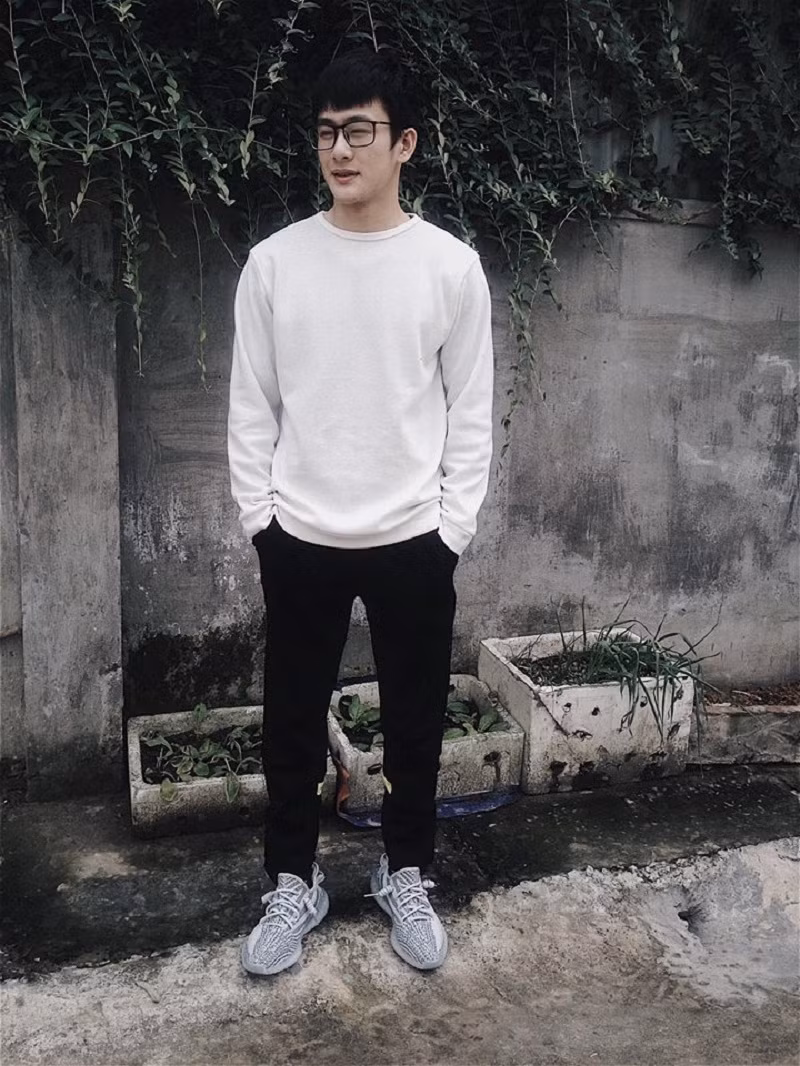 Chàng trai bất ngờ "được" nổi tiếng từ trào lưu có tên Phan Hoàng, sinh năm 1994, gốc Đà Nẵng nhưng hiện đang sống và làm việc tại Hà Nội.