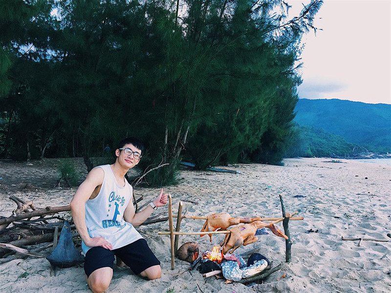 Tưởng hình ảnh thư sinh kia sẽ được yêu thích hơn, nhưng gương mặt sau khi ra trường lại nhận được nhiều "tim" vì vẻ đẹp trai phong độ, bởi làn da đen "bụi bặm" và hàng ria mép rất "men".