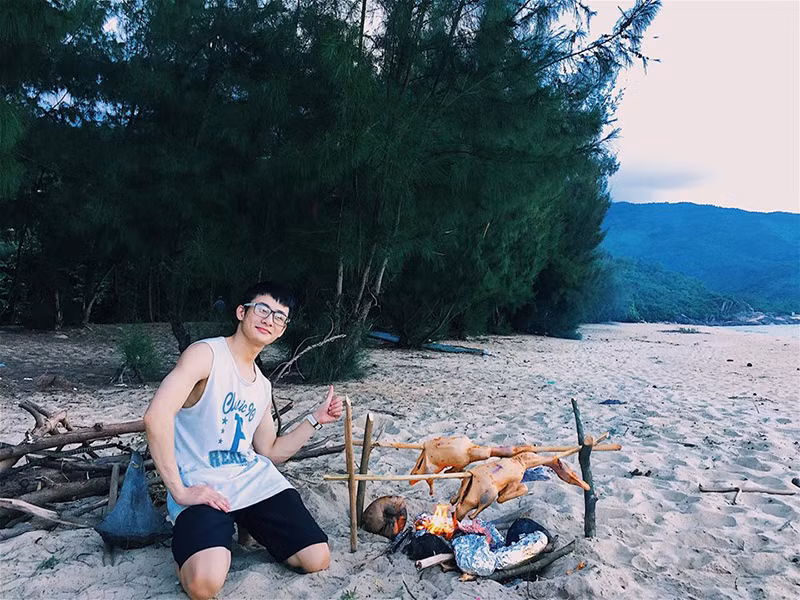 Tưởng hình ảnh thư sinh kia sẽ được yêu thích hơn, nhưng gương mặt sau khi ra trường lại nhận được nhiều "tim" vì vẻ đẹp trai phong độ, bởi làn da đen "bụi bặm" và hàng ria mép rất "men".