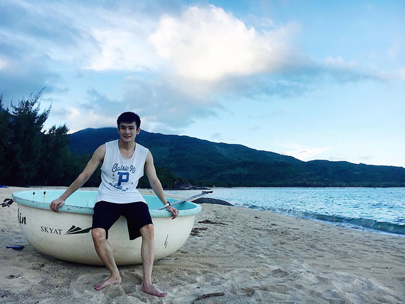 Anh chàng hiện đang làm ngành Xây dựng và công việc khá bận rộn nên không thường xuyên về thăm nhà được. Hoàng bất ngờ và thấy vui bởi ảnh ghép đã cố tình "dìm mà không chìm" lại được dân mạng yêu thích.