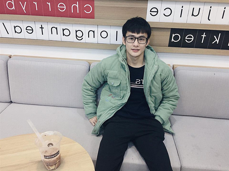 Trào lưu khoe ảnh "Before- after" so sánh ảnh thời sinh viên và sau khi đi làm được cộng đồng mạng rần rần hưởng ứng trong những ngày qua. Nổi bật trong phần bình luận hưởng ứng là hình ảnh một chàng trai trẻ với làn da trắng bóc và nụ cười tươi như nắng nhận được nhiều sự chú ý của dân mạng.