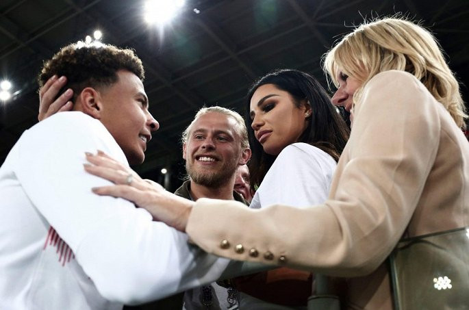 Anh nhận được sự động viên lớn từ bạn gái và gia đình sau khi cùng đội tuyển Anh giành vé vào tứ kết.