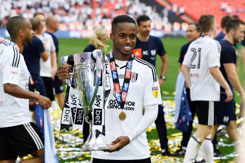RYAN SESSEGNON (18/05/2000, Fulham) Ryan Sessegnon đang được coi là một trong những tài năng sáng giá nhất của bóng đá Anh. Cầu thủ ngôi sao chạy cánh 18 tuổi này là trụ cột của đội U19 Anh vô địch châu Âu năm 2017, giải đấu mà anh là đồng Vua phá lưới (3 bàn). Sessegnon cũng là nhân tố quan trọng giúp Fulham giành quyền trở lại Premier League ở mùa 2017/18, giải đấu mà anh giành cú hat-trick danh hiệu Cầu thủ xuất sắc nhất, Cầu thủ trẻ xuất sắc nhất và Phát hiện của mùa giải của Championship.