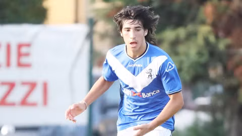 SANDRO TONALI (08/05/2000, Brescia) Ở tuổi 18, Sandro Tonali đang được coi là một “Andrea Pirlo mới” của bóng đá Italia. Giống Pirlo, tiền vệ này cũng trưởng thành từ lò đào tạo của Brescia. Nhưng không chỉ vậy, Tonali còn là bản sao của danh thủ đàn anh cả về ngoại hình lẫn lối chơi. Tonali được cho ra mắt đội 1 khi mới 17 tuổi hồi năm ngoái và đã chơi tổng cộng 19 trận cho Brescia ở mùa giải vừa rồi. Anh cũng vừa cùng đội U19 Italia giành ngôi á quân châu Âu năm 2018.