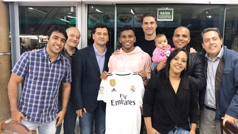 RODRYGO (09/01/2001, Real Madrid) Lại một viên ngọc quý của bóng đá Brazil bị Real Madrid “cuỗm” mất. Rodrygo gia nhập lò đào tạo của Santos khi mới 10 tuổi và ban đầu, được đăng ký vào đội... futsal. Anh ký hợp đồng chuyên nghiệp đầu tiên hồi tháng 7/2017, lên đội 1 sau đó 4 tháng và cũng chỉ 1 năm sau, đã chiếm luôn chiếc áo số 9 của Santos. Ngày 15/06 vừa rồi, Real Madrid đã đạt thỏa thuận chiêu mộ Rodrygo với giá 45 triệu euro. Anh sẽ gia nhập Los Blancos vào tháng 6/2019.