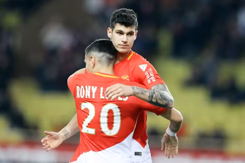 PIETRO PELLEGRI (17/03/2001, Monaco) Thêm một bằng chứng cho thấy, các tuyển trạch viên của Monaco có mắt nhìn người tốt như thế nào. Pellegri được đội bóng Công quốc đưa về cùng với Willem Geubbels trong Hè này và để có anh, họ đã phải trả Genoa tới 25 triệu euro. Tiền đạo này là cầu thủ trẻ nhất lịch sử ra mắt ở Serie A khi mới 15 tuổi 280 ngày, là cầu thủ đầu tiên sinh ra trong thế kỷ 21 ghi bàn ở giải VĐQG Italia và trẻ thứ 3 lập công tại Serie A.