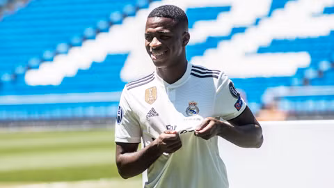 VINICIUS JUNIOR (Sinh ngày 12/07/2000, CLB Real Madrid) Cuộc đời Vinicius Junior là câu chuyện điển hình của một ngôi sao Brazil. Sinh ra trong một gia đình nghèo khó, nhưng tiền đạo 18 tuổi sớm bộc lộ tài năng vượt trội. Anh được Flamengo ký hợp đồng đào tạo khi mới 10 tuổi, lên đội 1 lúc mới hơn 16 tuổi và đạt thỏa thuận gia nhập Real Madrid sau đó 1 năm. Cái giá 46 triệu euro mà Los Blancos chi ra cũng biến Vinicius Junior thành cầu thủ dưới 19 tuổi đắt giá nhất lịch sử.