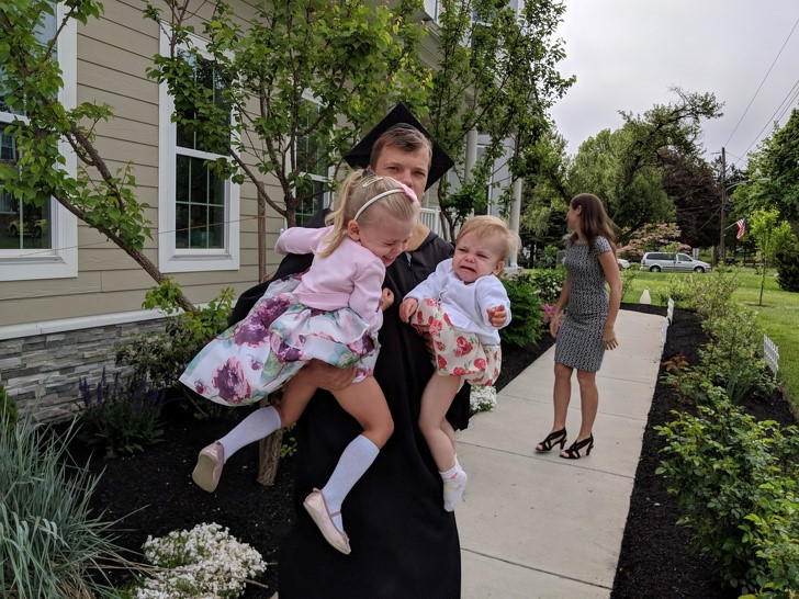 Ông bố trong bức ảnh tâm sự: "Tốt nghiệp đại học sau 15 năm làm việc chăm chỉ và cân bằng cuộc sống. Tôi đã cưới vợ, có 2 con gái, xây nhà. Và giờ tôi chuẩn bị có một tấm ảnh tốt nghiệp đáng nhớ cùng gia đình".