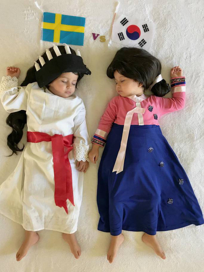 Thuỵ Điển - Hàn Quốc: Trước khi cho con ăn, bà mẹ mặc áo để chụp ảnh cho con. Đợi con ngủ, bà mẹ mới thêm các phụ kiện