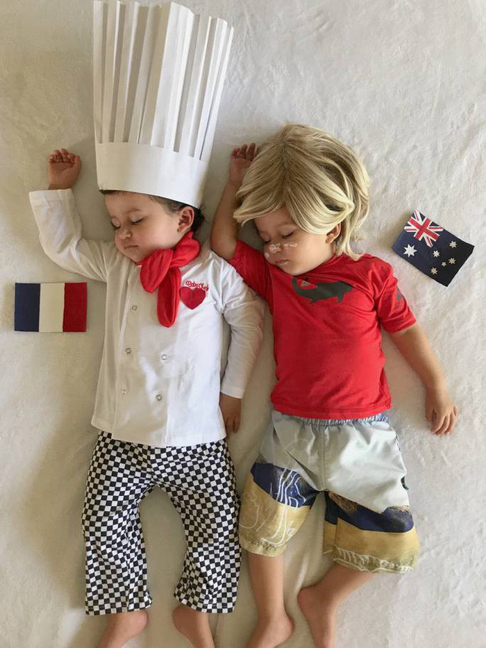 Pháp - Australia: Sau khi chụp hai con trong các bộ đồ cho từng đội với 48 trận đấu, bà mẹ 32 tuổi đăng kết quả lên mạng khi các trận đấu World Cup đang tiếp diễn.