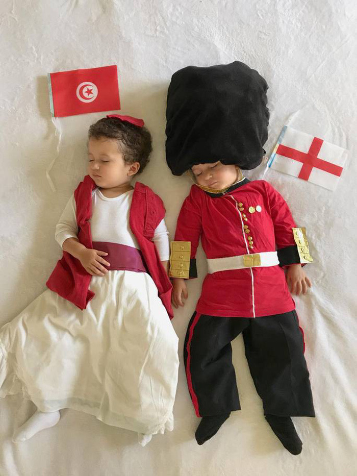 Tunisia - Anh: "Tôi chụp ảnh con từ khi chúng mới chào đời, và bí quyết của tôi vẫn vậy, chụp sau bữa trưa sau khi tôi cho con ti, khiến chúng rất khoan khoái và lăn ra ngủ"