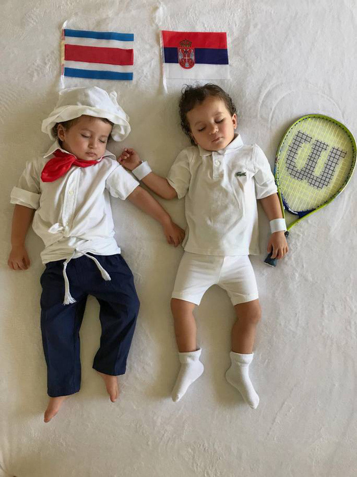 Costa Rica - Serbia: Bà mẹ chia sẻ, bí quyết để các con nằm yên khi chụp ảnh là chụp sau khi cho con ăn no.