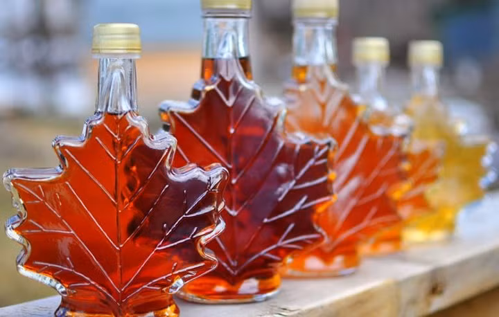 Siro cây phong lá đỏ: Có vị ngọt dịu nhẹ không khác gì mật ong nhưng không quá gắt, siro cây phong lá đỏ thường được sử dụng để thay thế cho mật ong. Loại sirô này chưa mở nắp sẽ giữ vô thời hạn, tuy nhiên, nếu bạn mở nó, bạn sẽ cần phải làm lạnh.