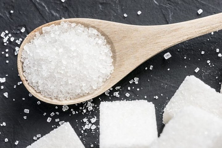 Đường: Tương tự như muối, đường có hạn sử dụng dường như vô hạn định. Cách tốt nhất là đường hạt và bột đường nên được cất trong một lọ, hộp thật kín, không để không khí bên ngoài lọt vào. Nhưng ngay cả khi đường có hấp thụ nước từ không khí và vón thành cục rắn thì chất lượng đường gần như không thay đổi gì. Bên cạnh đó, bột đường, đường nâu, đường phèn... cũng có hạn sử dụng vĩnh viễn nếu được bảo quản đúng cách.