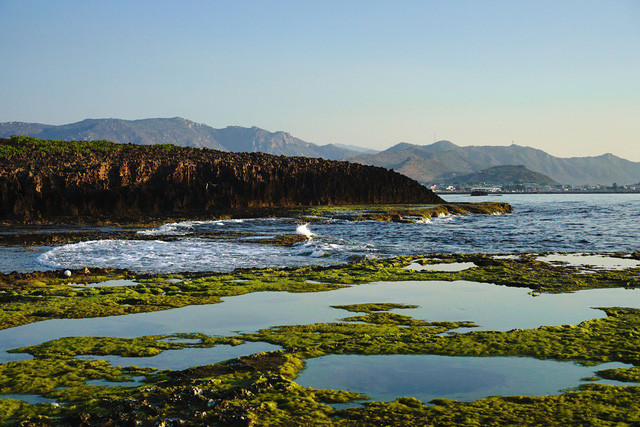 Phải hết sức cẩn thận khi đi trên những bãi đá, bởi chúng có thể khiến chân bạn chảy máu. Ảnh: HỒ HOÀNG HUY
