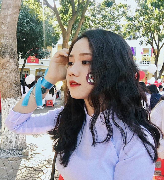 Thời đi học hình ảnh cô gái này chính hình mẫu "cô gái năm xưa chúng ta cùng theo đuổi", bức ảnh diện áo dài gây thương nhớ của cô bạn Bùi Thuý Hằng - một gương mặt nổi bật của hội gái xinh châu Á.