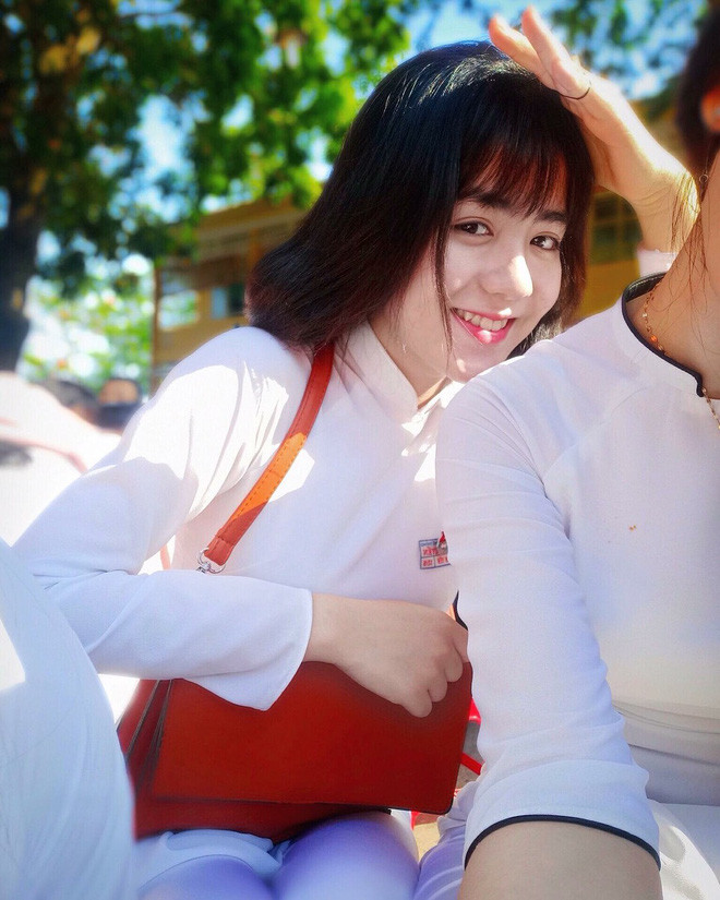 Ai nói con gái tóc ngắn thì mặc áo dài không xinh thì hãy nhìn Ngô Thị Kim Yến (sinh năm 2000) này nha.
