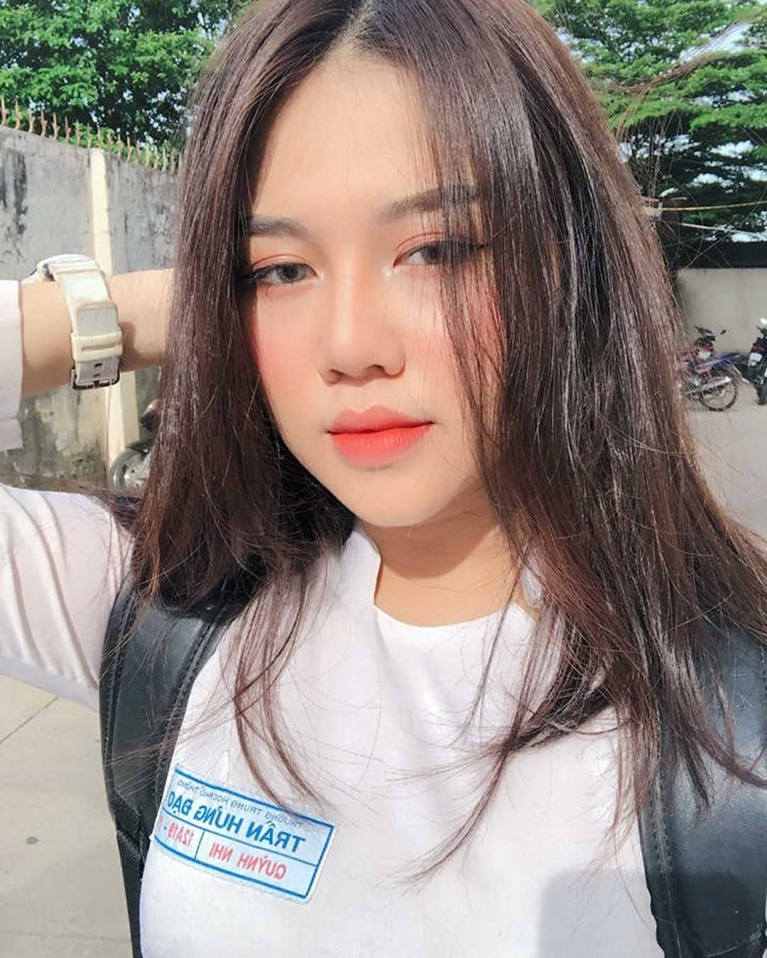 Chỉ là áo dài đồng phục thôi, nhưng Trần Quỳnh Nhi (hot face và tik toker) khá nổi trên MXH. Cũng đủ để thu hút mọi ánh nhìn về phía cô gái này rồi.