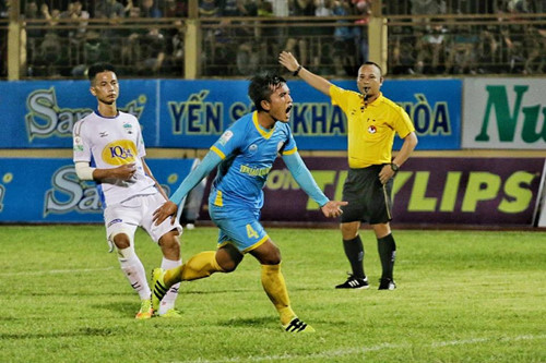 Trọng tài Nguyễn Văn Kiên (áo vàng).