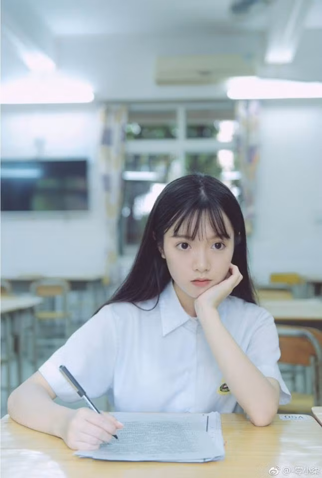 Nữ sinh trong những tấm ảnh trên tên là Tiểu Thất đến từ tỉnh Quảng Đông, Trung Quốc.