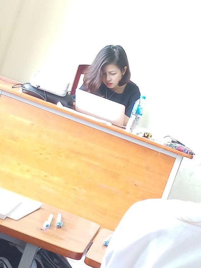 Sinh vien chup len co giao day Triet hoc tren lop vi xinh dep-Hinh-2
