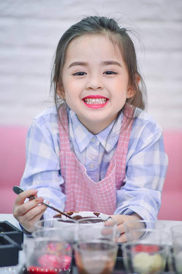 Đây cũng chính là dấu ấn riêng giúp mẫu nhí này luôn được cộng đồng mạng yêu mến.