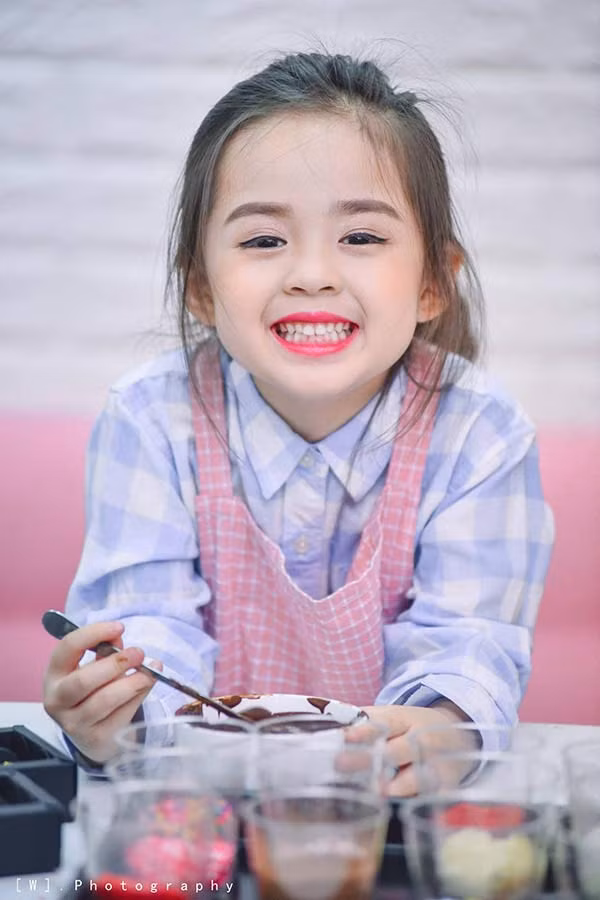 Đây cũng chính là dấu ấn riêng giúp mẫu nhí này luôn được cộng đồng mạng yêu mến.