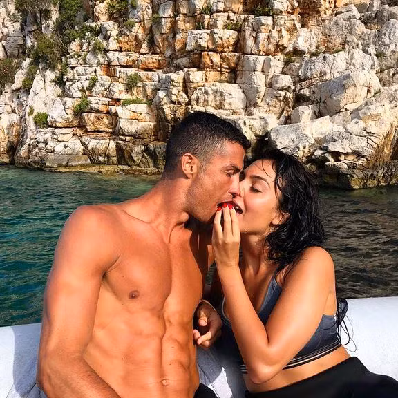 Ronaldo duoc bo noi loi yeu, len tieng nghi an hiep dam-Hinh-4