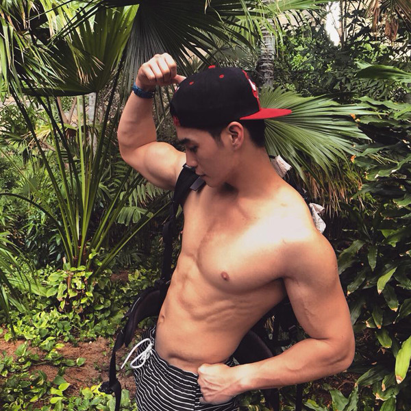 Đức Huy, sở hữu gương mặt chuẩn soái ca, phong cách thời trang cực "ngầu". Trên trang facebook cá nhân của mình thường xuyên cập nhật phong cách thời trang sành điệu.