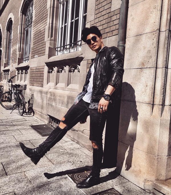 Thời điểm hiện tại, Đức Huy khiến nhiều người phải ngưỡng mộ vì là giám đốc một công ty chuyên về nhập khẩu quần áo từ Việt Nam sang Đức.