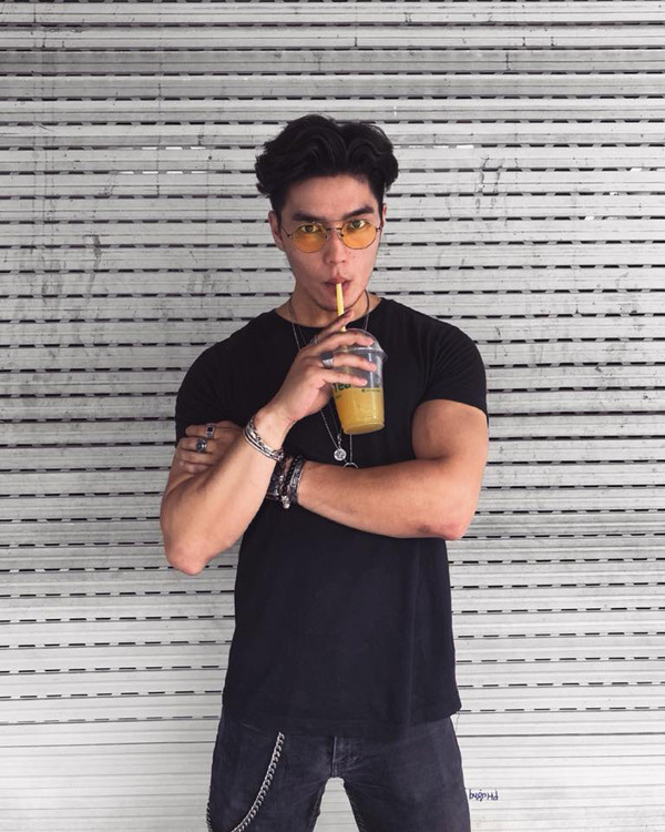 Soái ca "nhà người ta" là Trần Đức Huy (28 tuổi, quốc tịch Việt Nam), hiện đang sinh sống tại Berlin, Đức. Mẹ của Đức Huy vừa sống ở Đức, vừa sống ở Sài Gòn, còn bố anh chàng hiện sống ở Canada.