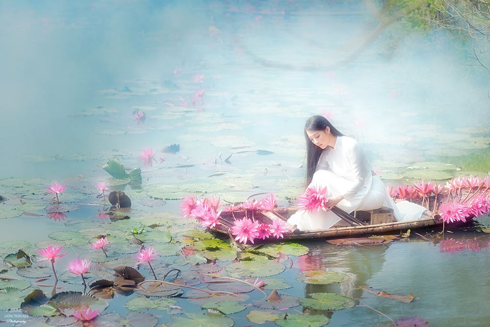 Tới suối Yến, ngoài “check-in”, thưởng hoa, chụp ảnh, bạn hoàn toàn có thể mua những bó hoa súng vẫn còn nguyên vết mủ mới hái, vừa làm hoa cắm, vừa làm quà tặng cho mọi người. Ảnh: Lương Trung Kiên