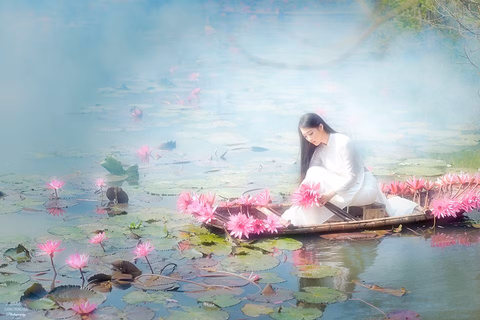 Tới suối Yến, ngoài “check-in”, thưởng hoa, chụp ảnh, bạn hoàn toàn có thể mua những bó hoa súng vẫn còn nguyên vết mủ mới hái, vừa làm hoa cắm, vừa làm quà tặng cho mọi người. Ảnh: Lương Trung Kiên