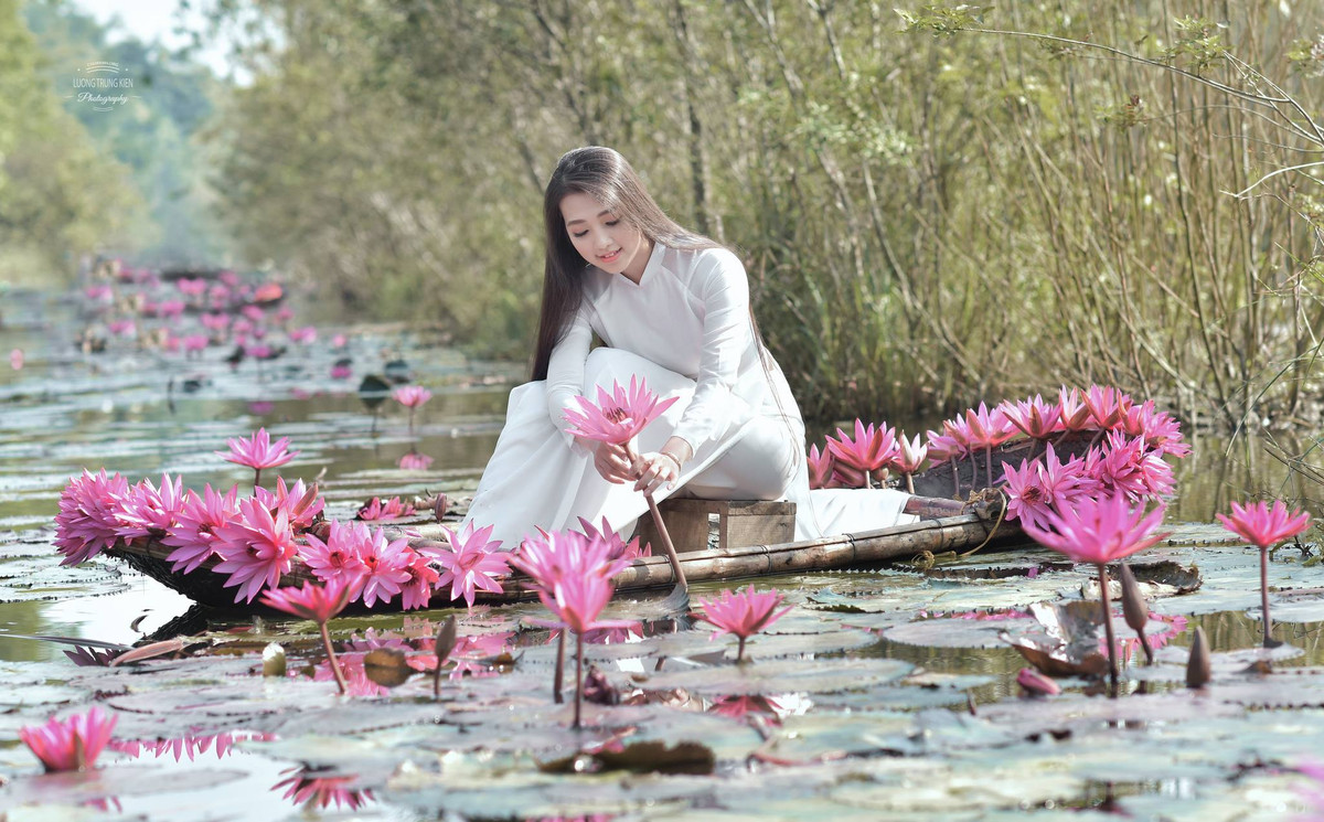 Thời điểm này, không thiếu những thiếu nữ diện áo dài thướt tha và thả dáng bên dòng suối Yến cùng những bông hoa tím hồng lãng mạn. Ảnh: Lương Trung Kiên