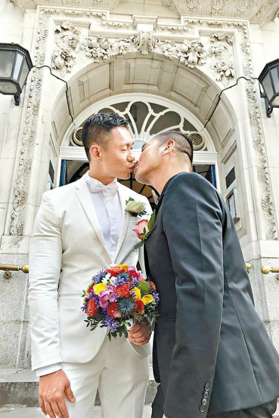 MC Hong Kong Đặng Đạt Trí hạnh phúc bên bạn đời đồng tính - bác sỹ kém anh 16 tuổi.