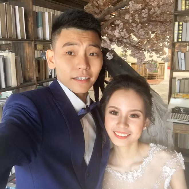 Hoài Việt và người vợ của mình.